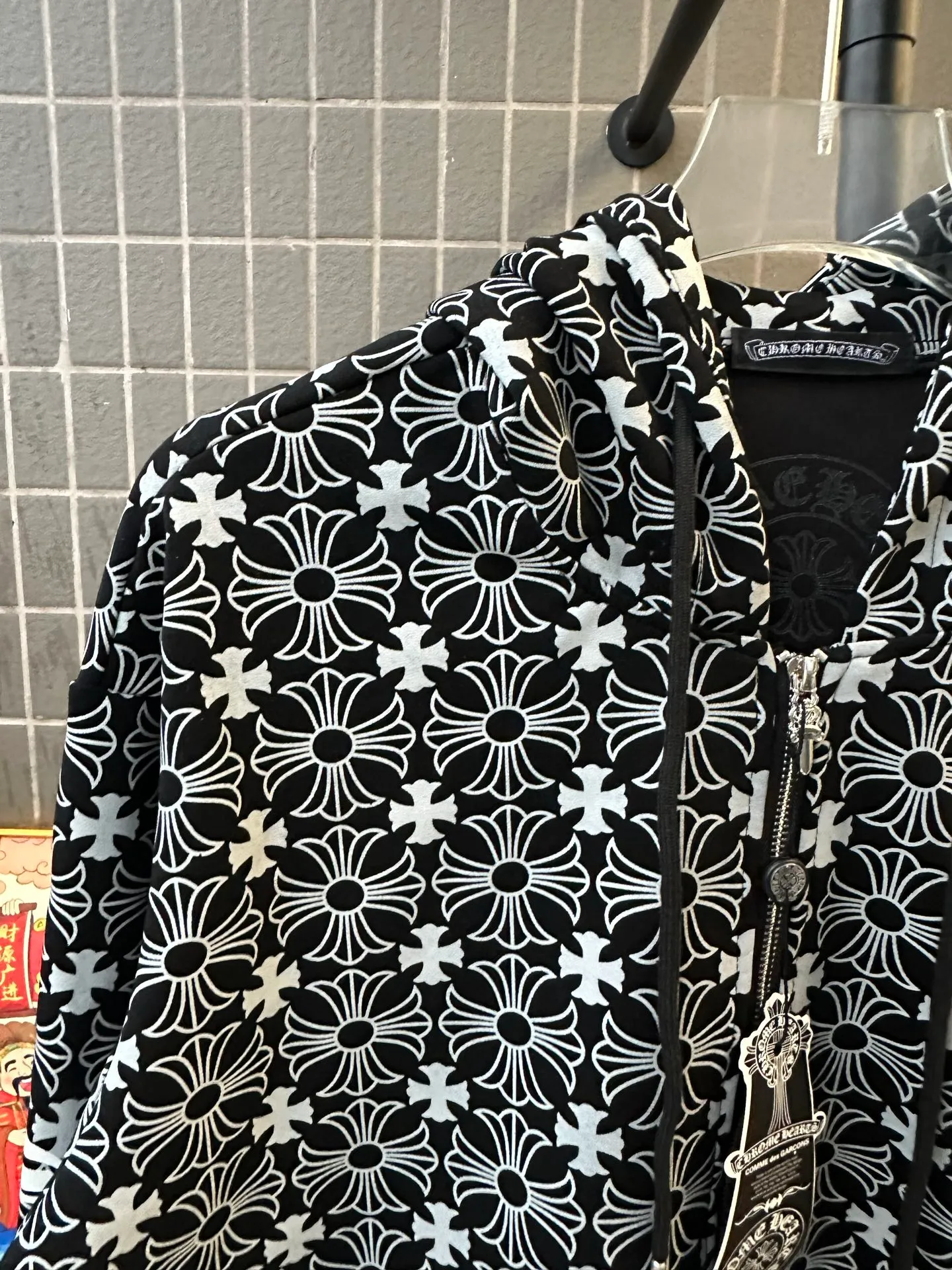 P310 Style No.: TT74 𝐂𝐇𝐑𝐎𝐌𝐄 𝐇𝐄𝐀𝐑𝐓𝐒/Cro Heart Hooded 23FW new all-over printed Sanskrit opening and closing sweater. Full dark pattern printing as the backing to show a sense of mystery. Sanskrit embroidery on the front chest. Metal zipper closure. Classic Sanskrit printing design on both arms. Classic big horseshoe print on the back, overall high-end and versatile, same style for men and women Size: S-XL